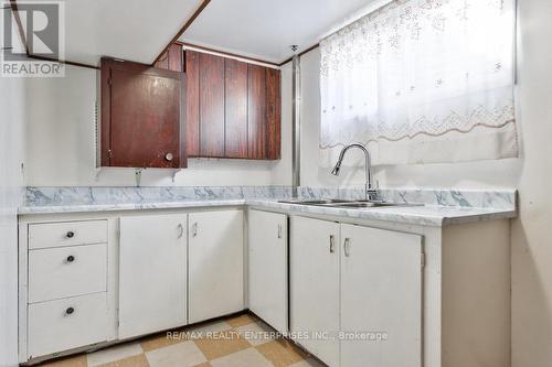 899 Hollowtree Cres, Mississauga, ON - Indoor Photo Showing Kitchen With Double Sink