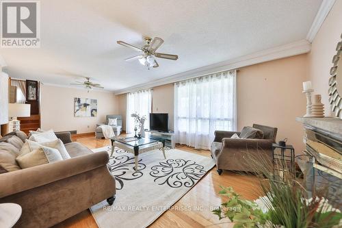 899 Hollowtree Cres, Mississauga, ON - Indoor Photo Showing Living Room