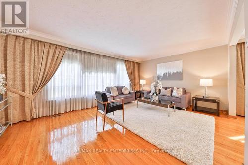 899 Hollowtree Cres, Mississauga, ON - Indoor Photo Showing Living Room