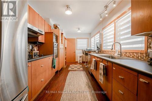 4563 Pinedale Dr, Niagara Falls, ON - Indoor Photo Showing Kitchen