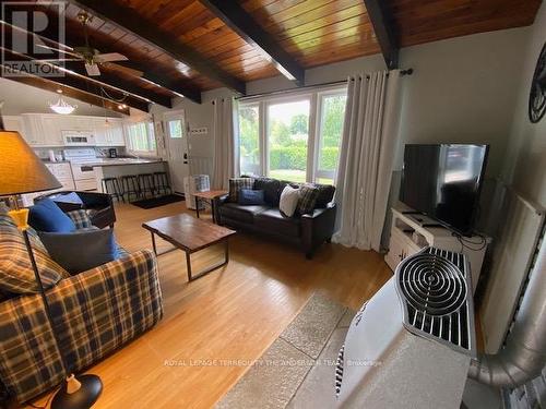 254 Bay St, Saugeen Shores, ON - Indoor Photo Showing Living Room