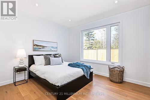 8705 Beachwood Rd, Wasaga Beach, ON - Indoor Photo Showing Bedroom