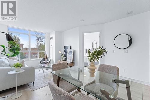 #215 -50 Disera Dr, Vaughan, ON - Indoor Photo Showing Living Room