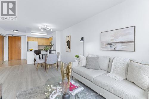 #215 -50 Disera Dr, Vaughan, ON - Indoor Photo Showing Living Room