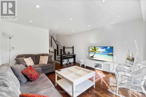 7 - 6 Leonard Street, Richmond Hill, ON - Indoor Photo Showing Living Room