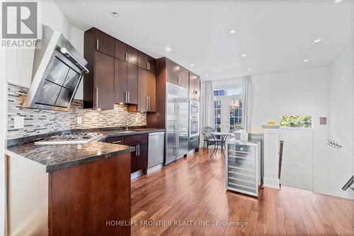 #7 -6 Leonard St, Richmond Hill, ON - Indoor Photo Showing Kitchen With Upgraded Kitchen