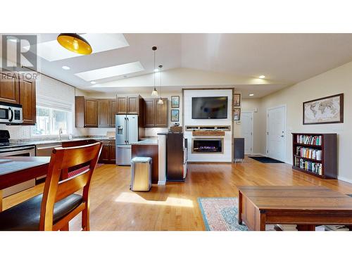 4985 Block Drive, 108 Mile Ranch, BC - Indoor Photo Showing Kitchen