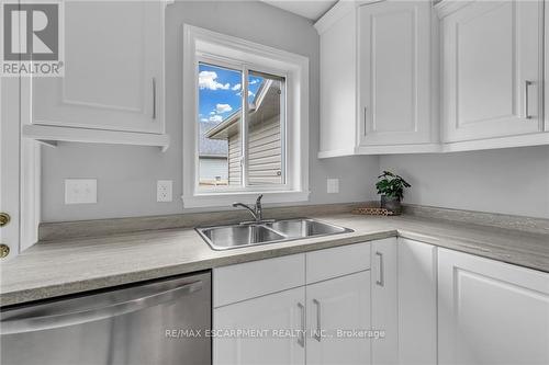 28 Helen Dr E, Haldimand, ON - Indoor Photo Showing Kitchen With Double Sink