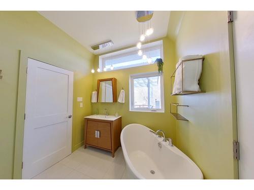 512 5Th Street S, Cranbrook, BC - Indoor Photo Showing Bathroom