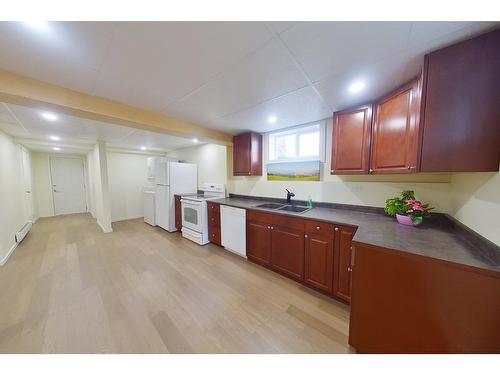 512 5Th Street S, Cranbrook, BC - Indoor Photo Showing Kitchen