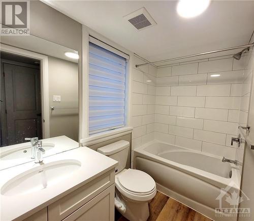 805 Maplewood Avenue Unit#A, Ottawa, ON - Indoor Photo Showing Bathroom
