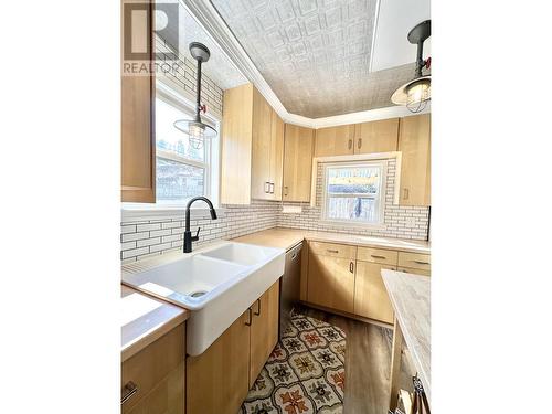105 Birch Hill, Williams Lake, BC - Indoor Photo Showing Kitchen With Double Sink