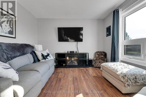 1 Sarah Cres, Kawartha Lakes, ON - Indoor Photo Showing Living Room