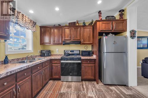 14 Copper Beach Dr, Haldimand, ON - Indoor Photo Showing Kitchen With Double Sink