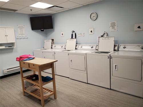 422-3011 Gateby Place, Vernon, BC - Indoor Photo Showing Laundry Room