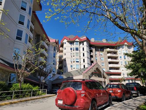 422-3011 Gateby Place, Vernon, BC - Outdoor With Balcony With Facade