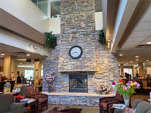 422-3011 Gateby Place, Vernon, BC - Indoor Photo Showing Living Room With Fireplace