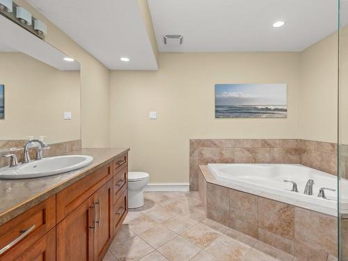751 Mt Ida Drive, Coldstream, BC - Indoor Photo Showing Bathroom