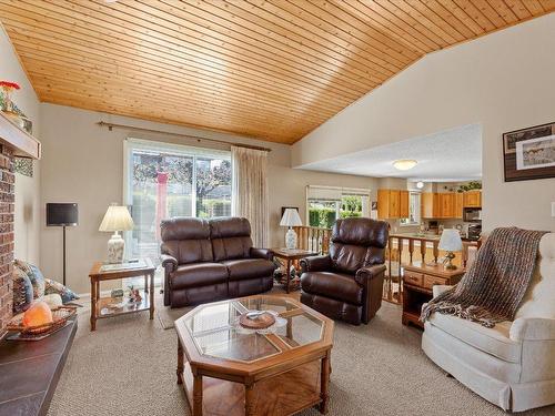 2189 Michelle Crescent, West Kelowna, BC - Indoor Photo Showing Living Room