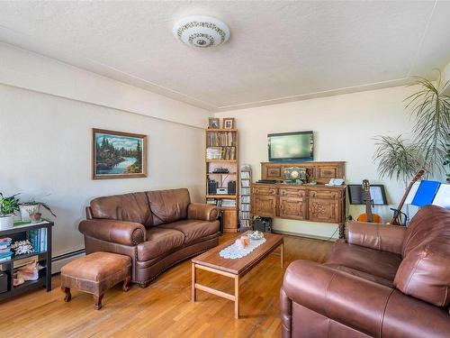4543 Parry Cross Rd South, Metchosin, BC - Indoor Photo Showing Living Room