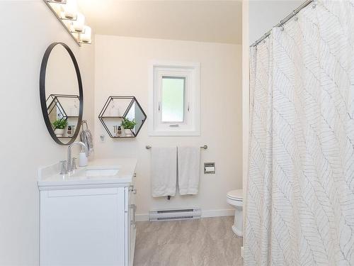 4605 Pipeline Rd, Saanich, BC - Indoor Photo Showing Bathroom