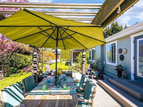 546 Johnstone Rd, Parksville, BC - Outdoor With Deck Patio Veranda