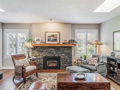 546 Johnstone Rd, Parksville, BC - Indoor Photo Showing Living Room With Fireplace