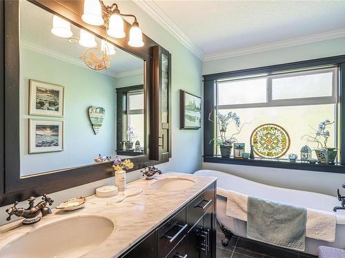546 Johnstone Rd, Parksville, BC - Indoor Photo Showing Bathroom