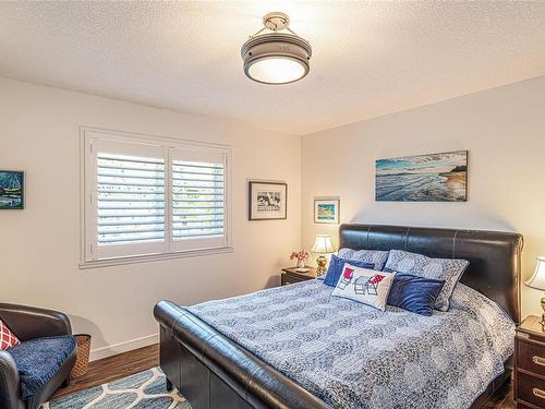 546 Johnstone Rd, Parksville, BC - Indoor Photo Showing Bedroom