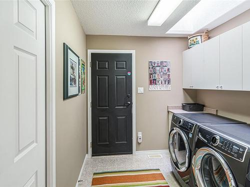 546 Johnstone Rd, Parksville, BC - Indoor Photo Showing Laundry Room