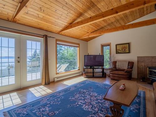 3731 Privateers Rd, Pender Island, BC - Indoor Photo Showing Living Room With Fireplace