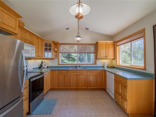 3731 Privateers Rd, Pender Island, BC - Indoor Photo Showing Kitchen With Double Sink