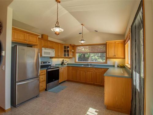 3731 Privateers Rd, Pender Island, BC - Indoor Photo Showing Kitchen