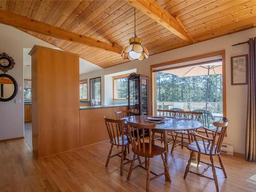 3731 Privateers Rd, Pender Island, BC - Indoor Photo Showing Dining Room