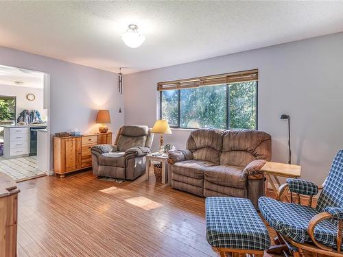 4517 Callow Rd, Bowser, BC - Indoor Photo Showing Living Room