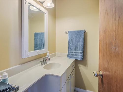 4517 Callow Rd, Bowser, BC - Indoor Photo Showing Bathroom