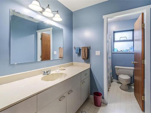 4517 Callow Rd, Bowser, BC - Indoor Photo Showing Bathroom