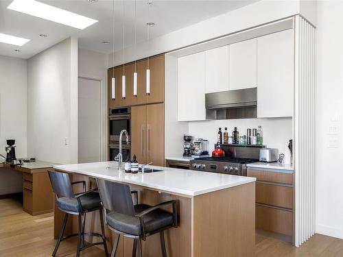 Ph4-1033 Cook St, Victoria, BC - Indoor Photo Showing Kitchen With Upgraded Kitchen