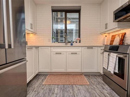 401-1034 Johnson St, Victoria, BC - Indoor Photo Showing Kitchen With Upgraded Kitchen