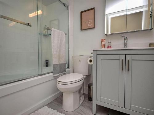 401-1034 Johnson St, Victoria, BC - Indoor Photo Showing Bathroom