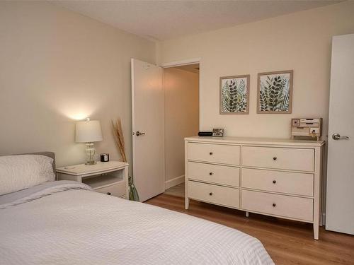 401-1034 Johnson St, Victoria, BC - Indoor Photo Showing Bedroom