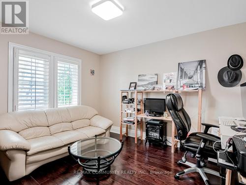 738 Gorham Street, Newmarket, ON - Indoor Photo Showing Living Room