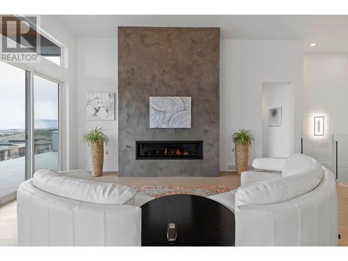 442 Hawk Hill Drive, Kelowna, BC - Indoor Photo Showing Living Room With Fireplace