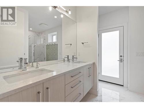 442 Hawk Hill Drive, Kelowna, BC - Indoor Photo Showing Bathroom