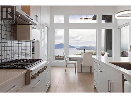 442 Hawk Hill Drive, Kelowna, BC - Indoor Photo Showing Kitchen With Upgraded Kitchen