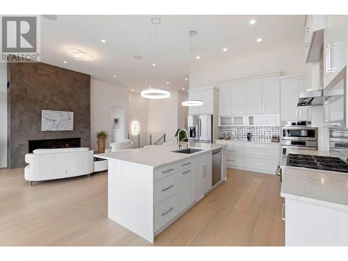 442 Hawk Hill Drive, Kelowna, BC - Indoor Photo Showing Kitchen With Upgraded Kitchen