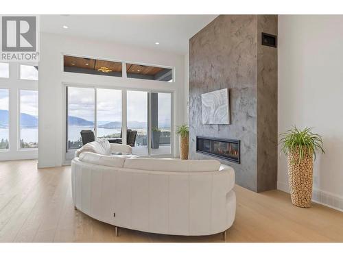 442 Hawk Hill Drive, Kelowna, BC - Indoor Photo Showing Living Room With Fireplace