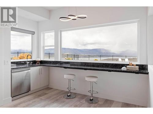 442 Hawk Hill Drive, Kelowna, BC - Indoor Photo Showing Kitchen