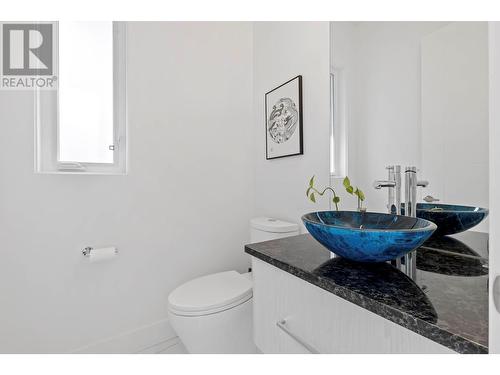 442 Hawk Hill Drive, Kelowna, BC - Indoor Photo Showing Bathroom