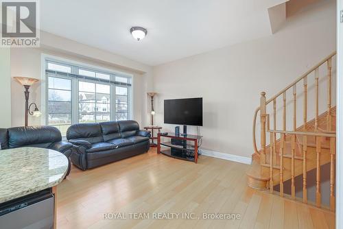 25 - 871 New Westminster Drive, Vaughan, ON - Indoor Photo Showing Living Room